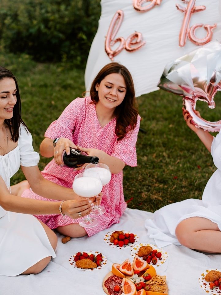 Junggesellinnenabschied bei einem Picknick